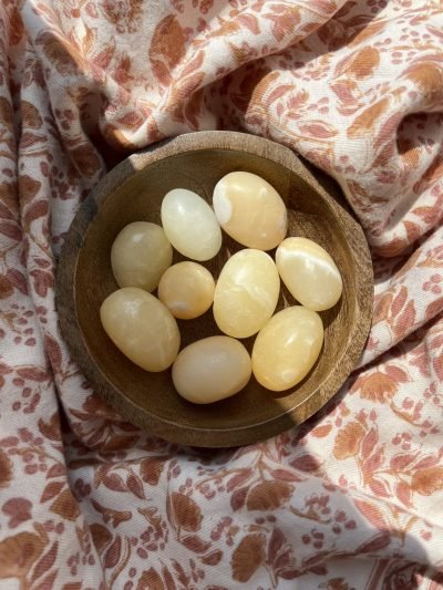 La pierre « parapluie » est la calcite orange ♡ Si vous traversez une tempête, c’est la pierre qu’il vous faut. Avec la calcite on se sent en sécurité, elle redonne le sourire et favorise l’ouverture aux autres. Sa couleur et sa chaleur vous aideront à retrouver la lumière et la motivation quand la tempête assombrît votre vie. La pierre que vous recevrez est unique. ENTRETIEN ET RECHARGEMENT  Une pierre absorbe beaucoup d’énergie, pensez donc à la libérer pour continuer de profiter de ses bienfaits ♡ Passez la calcite sous la fumée de la sauge blanche ou du Palo santo pour la décharger. Pour la recharger de façon optimal, déposez la aux doux rayons du soleil (matin ou soir) ou de la lune, à l’extérieur ou bien au bord d’une fenêtre. Vous pouvez également simplement la déposer sur votre fleur de vie pendant quelques heures pour la décharger et recharger. Pour la petite histoire… Wild louve c’est une énergie particulière, de la magie, des couleurs et beaucoup de love, c’est un style de vie, un univers à part entière ! J’aime le style bohème et le style hippie mais j’aime d’autant plus le style « Wild » ♡ Ma passion des pierres, des couleurs, des énergies et de la liberté m’a amenée à créer ma propre marque. Mais pas n’importe laquelle… En chacune d’entre nous se trouve une louve, la louve sait se protéger, elle est forte, libre, puissante, brillante, passionnée, créative, douce et aimante mais parfois ce côté Louve sauvage est bien enfouie en nous, elle a besoin d’être réveillée et révélée pour un peu plus de liberté, de confiance en soi, de force, d’amour, de bonnes énergies et de douceur… Alors à travers ces pépites et tout cet univers qui est aussi le vôtre, j’espère impacter vos vies de manière positive, dans tous les cas sachez qu’en créant cette marque, je vous lo(u)ve déjà ♡ Retrouvez-nous sur instagram…