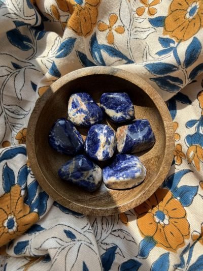 Sodalite-minéraux-pierre naturelle-hypersensible-enfant hypersensible-vertus des pierres-hippie-bohème