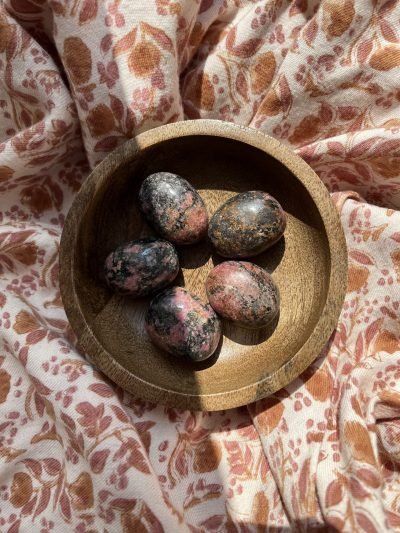 La rhodonite est la pierre « pansement » ♡ Blesser au cœur ? C’est la rhodonite qu’il vous faut. Elle vous permettra de surmonter les blocages, les traumatismes, un passé douloureux ou une mauvaise expérience. Cette pépite permet de reprendre des forces, de récupérer avant de remonter sur le ring de la vie ! Si votre couple à besoin d’être consolider et renforcer la confiance, la rhodonite vous accompagnera parfaitement. Elle encouragera le pardon. On dit que la Rhodonite atténue les sensations de jambes lourdes. Pour les étudiants, elle atténue le stress en période d’examen et favorise la concentration. Placez-la près de vous pour vous endormir, votre sommeil sera de meilleure qualité, réparateur et sans cauchemars La pierre que vous recevrez est unique. ENTRETIEN ET RECHARGEMENT Une pierre absorbe beaucoup d’énergie, pensez donc à la libérer pour continuer de profiter de ses bienfaits ♡ Passez la rhodonite sous la fumée de la sauge blanche ou du Palo santo pour la décharger des énergies négatives. Pour la recharger de façon optimal, déposez la aux rayons de la pleine lune, à l’extérieur ou bien au bord d’une fenêtre. Vous pouvez également simplement la déposer sur votre fleur de vie pendant quelques heures pour la décharger et recharger. Pour la petite histoire… Wild louve c’est une énergie particulière, de la magie, des couleurs et beaucoup de love, c’est un style de vie, un univers à part entière ! J’aime le style bohème et le style hippie mais j’aime d’autant plus le style « Wild » ♡ Ma passion des pierres, des couleurs, des énergies et de la liberté m’a amenée à créer ma propre marque. Mais pas n’importe laquelle… En chacune d’entre nous se trouve une louve, la louve sait se protéger, elle est forte, libre, puissante, brillante, passionnée, créative, douce et aimante mais parfois ce côté Louve sauvage est bien enfouie en nous, elle a besoin d’être réveillée et révélée pour un peu plus de liberté, de confiance en soi, de force, d’amour, de bonnes énergies et de douceur… Alors à travers ces pépites et tout cet univers qui est aussi le vôtre, j’espère impacter vos vies de manière positive, dans tous les cas sachez qu’en créant cette marque, je vous lo(u)ve déjà ♡ Retrouvez-nous sur instagram…